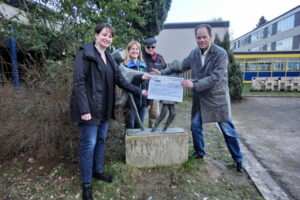 (v.l.n.r.) Fördervereinsvorsitzende Ivonne Tschiersch und Stellvertreterin Cornelia Fuß, der FWG-Stadtverordnete Gerhard Metzger und Fraktionschef Christian Lamping